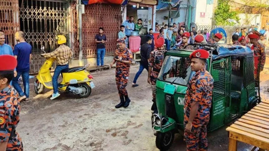 সারা দেশে ১৫ ঘণ্টায় ১১ যানবাহনে আগুন: ফায়ার সার্ভিস