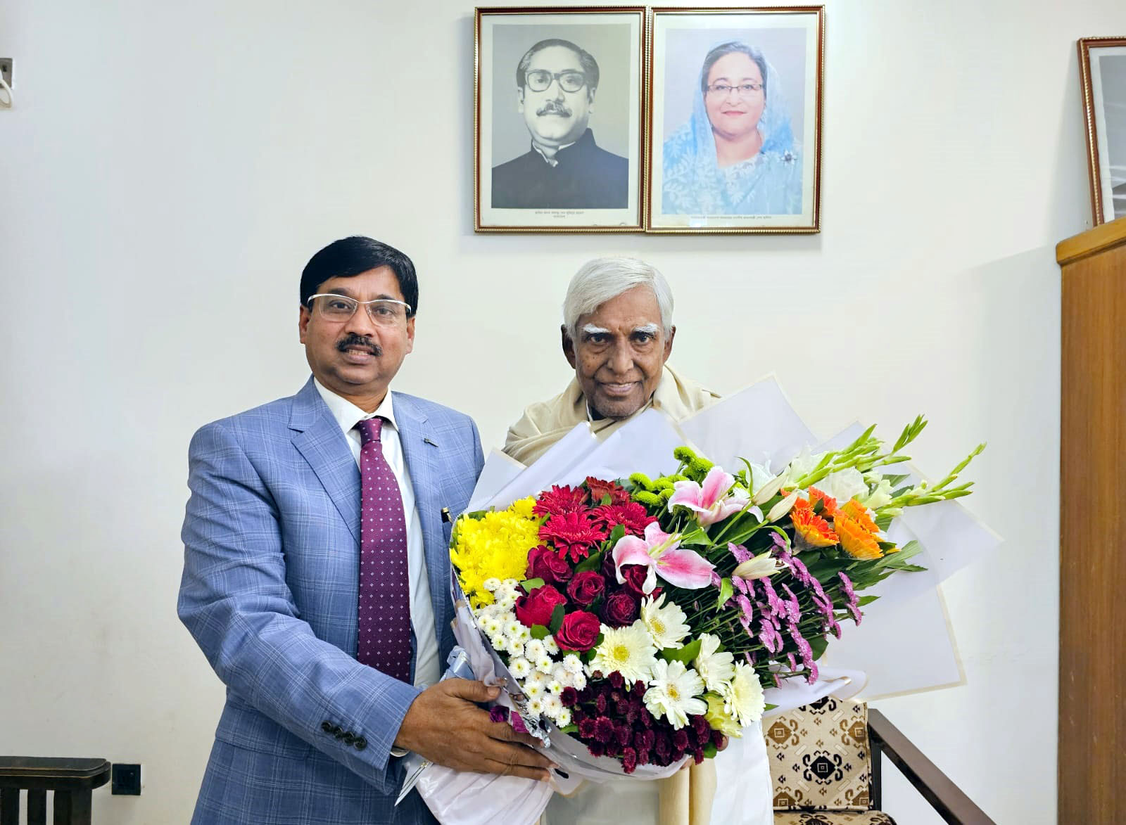 সোলায়মান হক জোয়ার্দ্দার ছেলুন এমপিকে মোল্লা গ্রুপের অভিনন্দন