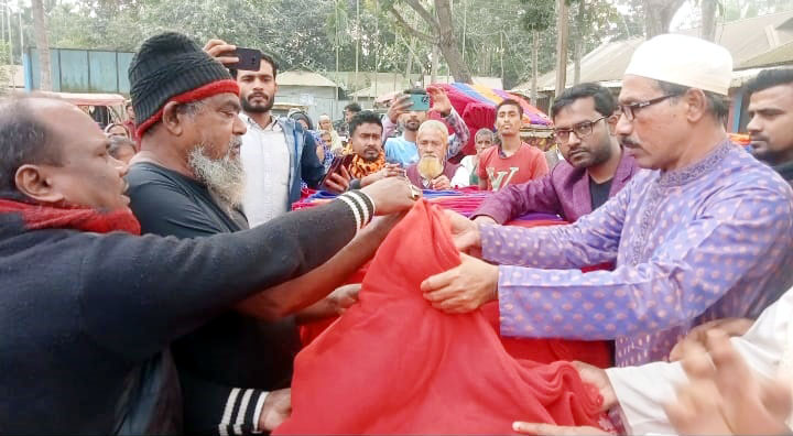 অসহায় ও দুস্থদের মাঝে শেরপুর সদর উপজেলা চেয়ারম্যান রফিকুল ইসলামের কম্বল বিতরণ