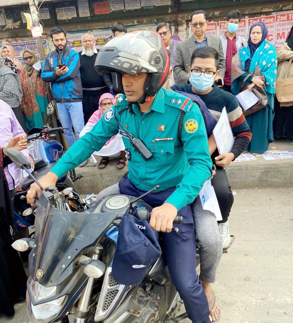 মেডিকেল ভর্তি পরীক্ষা: সঠিক কেন্দ্রে ৩০ পরীক্ষার্থীকে পৌঁছে দিলো ট্রাফিক মতিঝিল বিভাগ