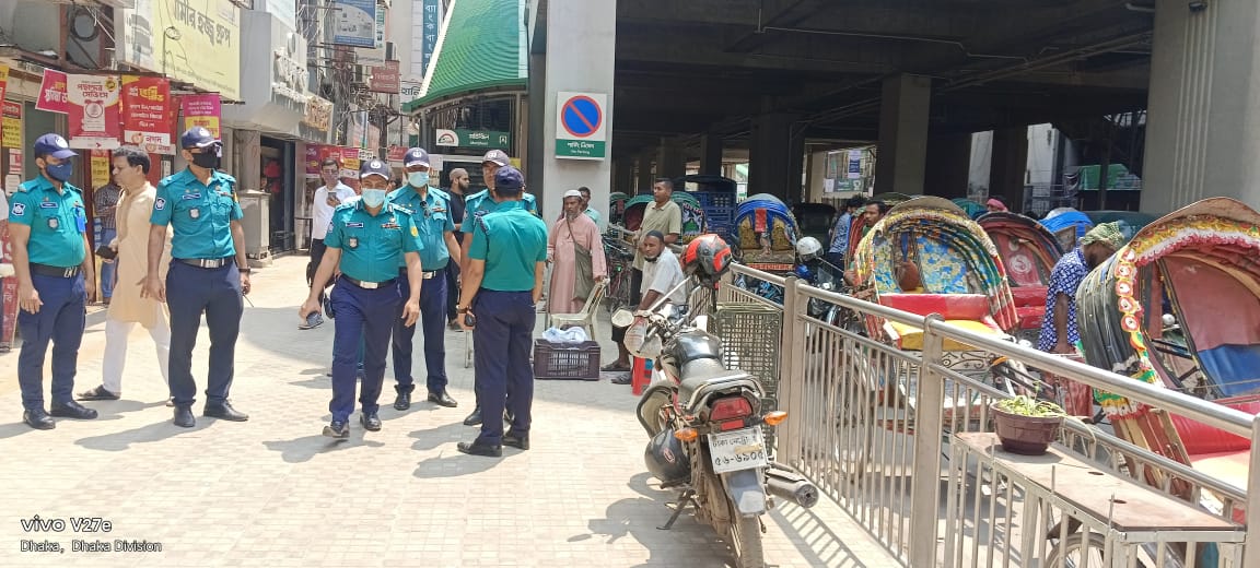 মতিঝিলে অবৈধ পার্কিং ও হকারমুক্ত করতে অভিযান