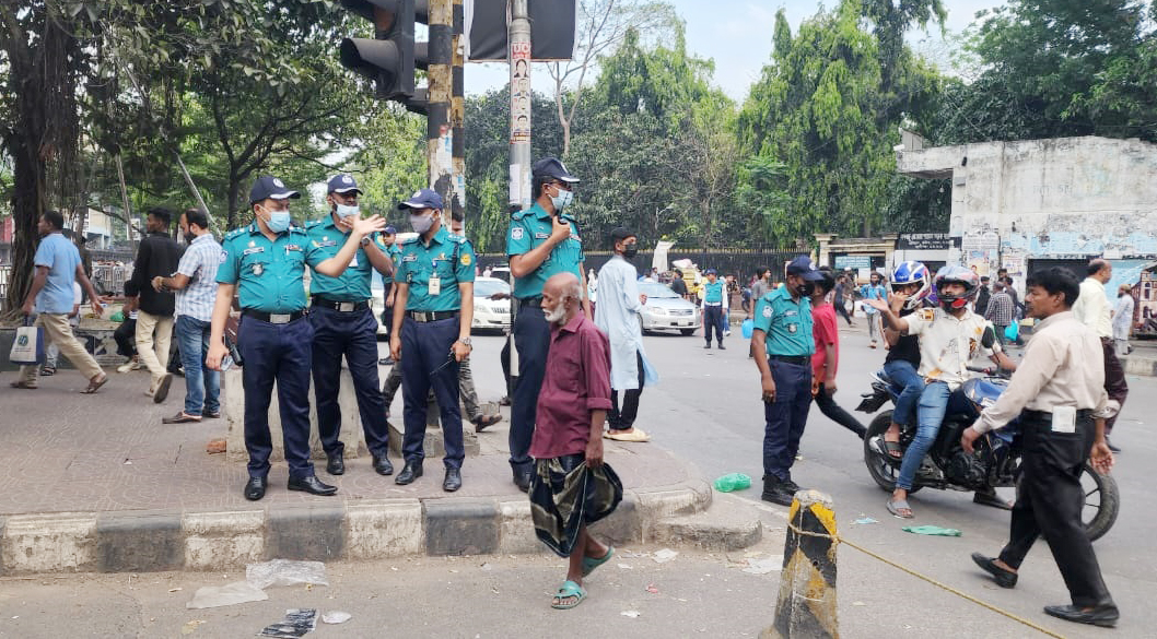 ঈদে ঘরমুখো মানুষের নিরাপদ যাতায়াত নিশ্চিতে তৎপর ট্রাফিক মতিঝিল বিভাগ