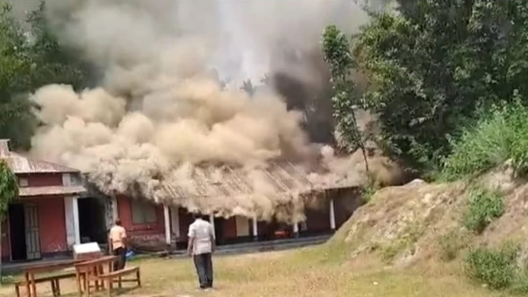 লালমনিরহাটে ক্লাস চলাকালীন অবস্থায় স্কুলে হঠাৎ আগুন