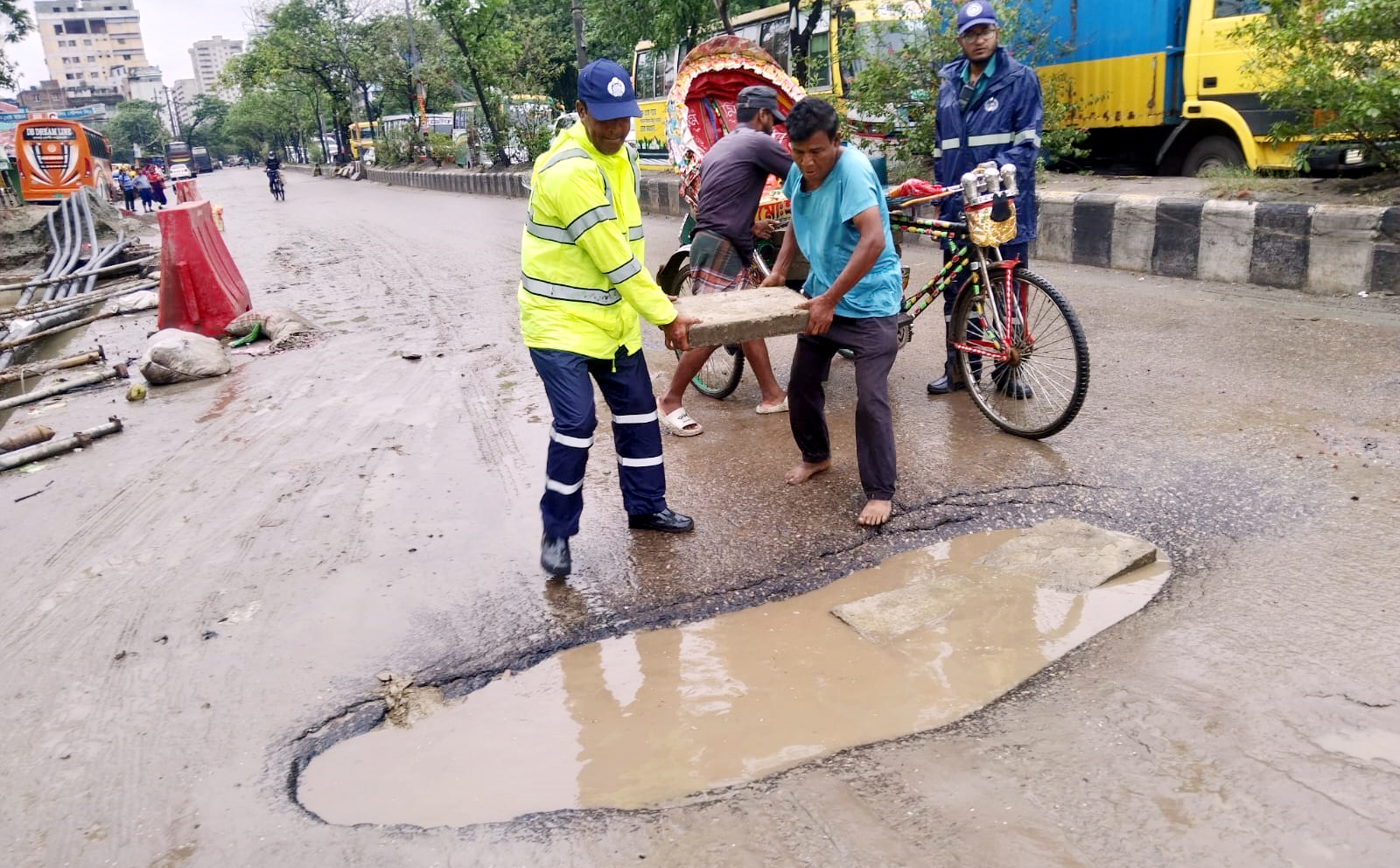 ঘূর্ণিঝড় রেমাল: পথচারীদের যাত্রা মসৃন রাখতে মতিঝিল ট্রাফিক বিভাগের কর্মযজ্ঞ