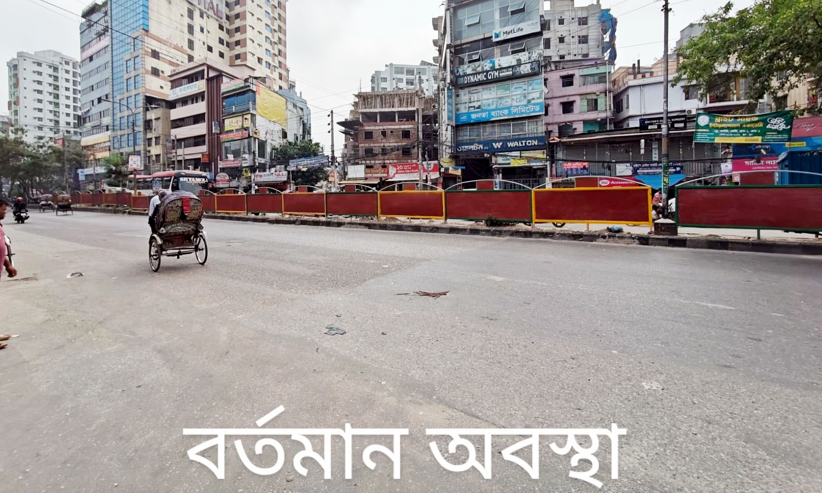 যত্রতত্র রাস্তা পারাপার বন্ধে ডিআইটি রোডের ডিভাইডারের উপর ফেন্সিং স্থাপন