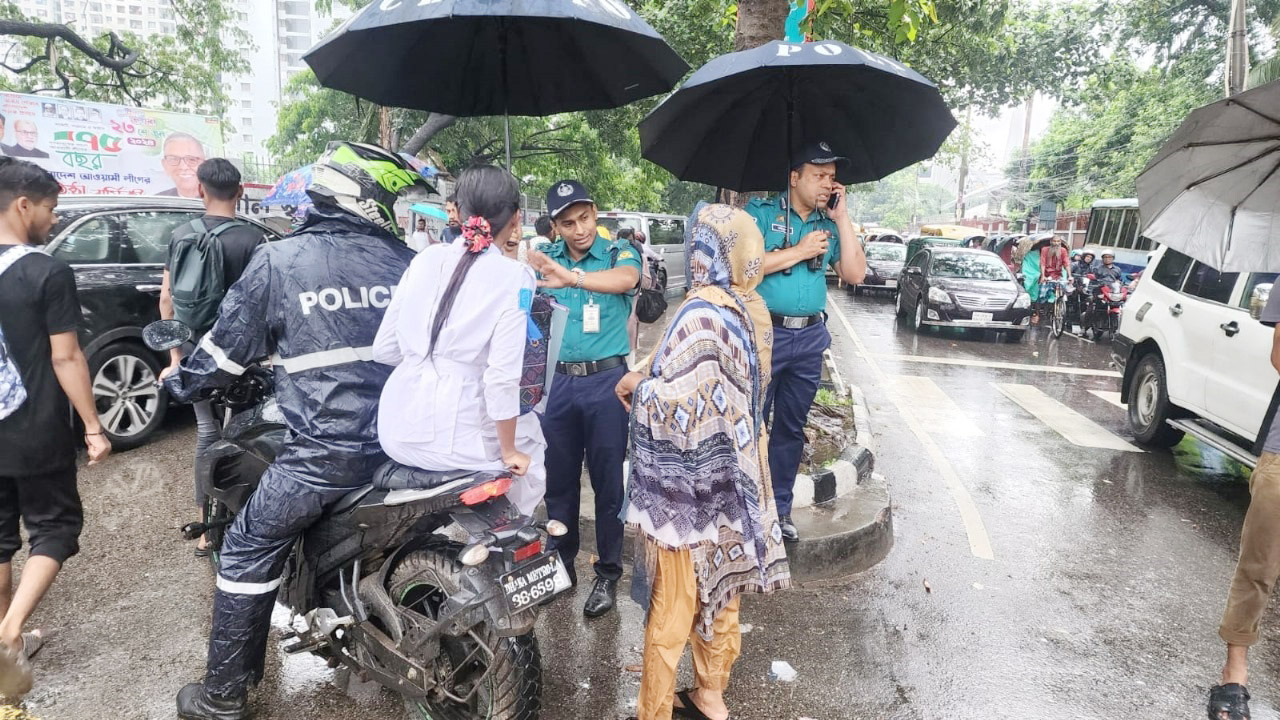 এইচএসসি পরীক্ষার্থী-অভিভাবকদের ভরসার প্রতীক ‘কুইক রেসপন্স টিম’: প্রশংসায় মতিঝিল ট্রাফিক বিভাগের কার্যক্রম