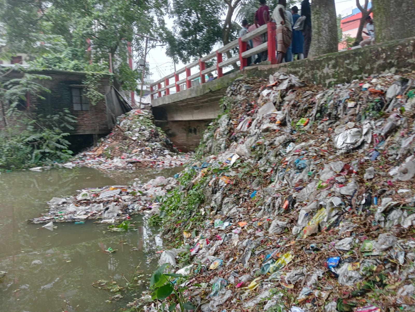 অষ্টগ্রামে আবর্জনার স্তুপে পরিণত হাসপাতাল সংলগ্ন খাল: ছড়াচ্ছে রোগ জীবাণু, দেখার কেউ নেই 