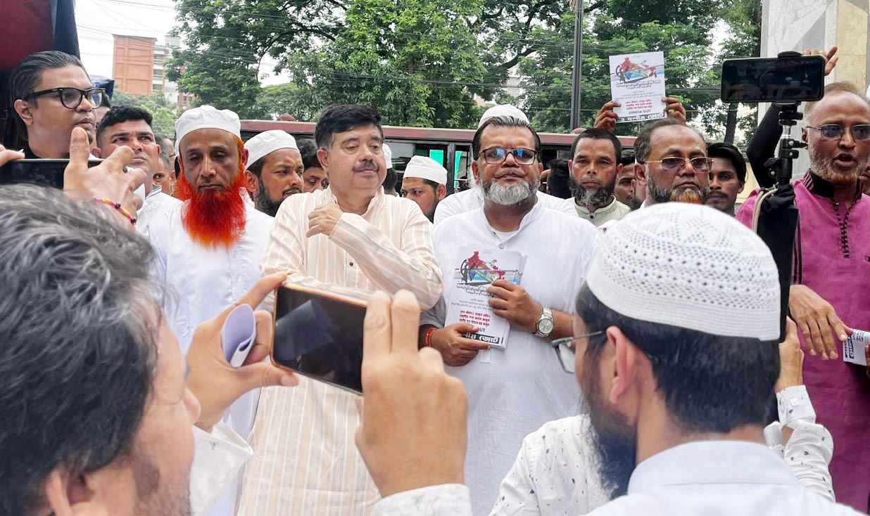 হায়দ্রাবাদের পথে বাংলাদেশ : লিফলেট বিতরণকালে ১২ দলের নেতারা