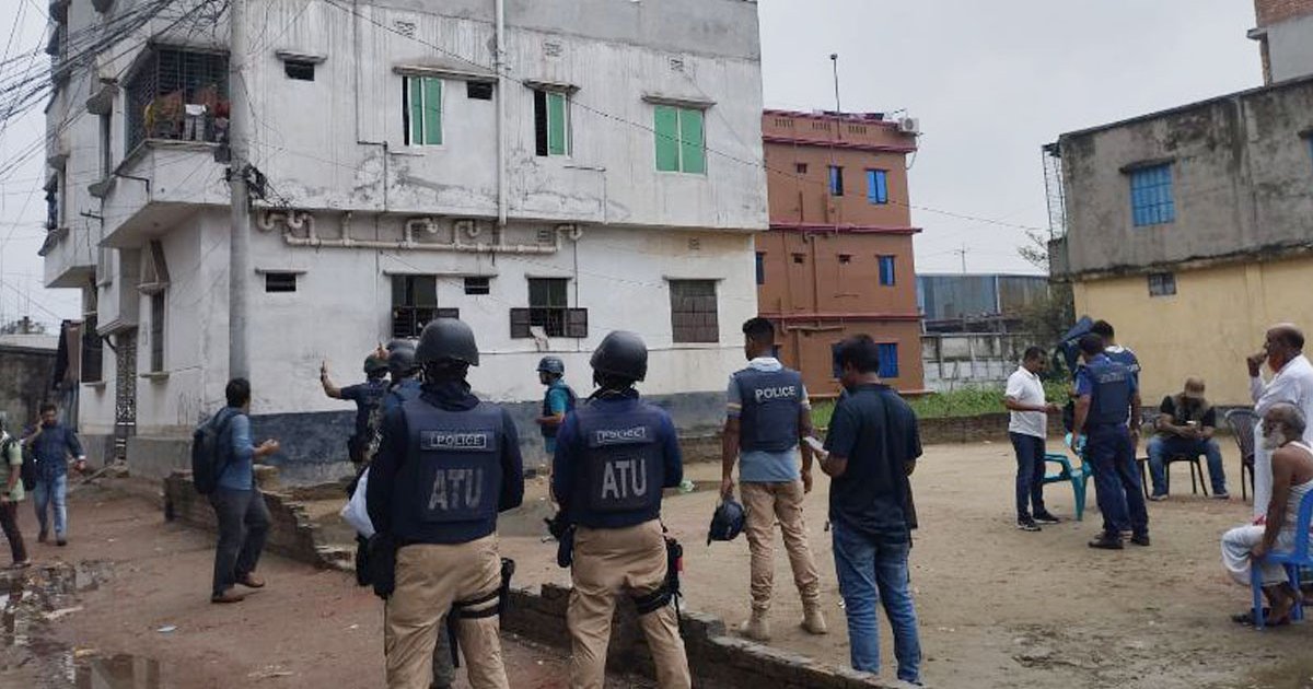 রূপগঞ্জে জঙ্গি আস্তানা থেকে ৩ শক্তিশালী বোমা উদ্ধার