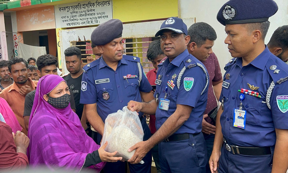 মৌলভীবাজারে বন্যাকবলিত বন্যার্ত মানুষের মাঝে ত্রাণ বিতরণ করেছেন এসপি মনজুর রহমান