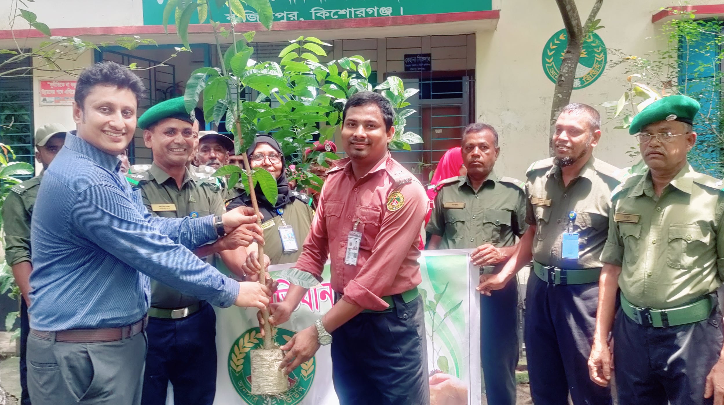 বাজিতপুরে আনসার ভিডিপির উদ্যোগে বৃক্ষরোপণ অভিযান