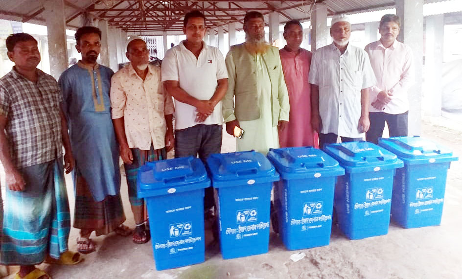 পরিবেশ সৌন্দর্য রক্ষায় কুলাউড়ায় সৈয়দ হেলাল ফাউন্ডেশনের ডাস্টবিন উপহার