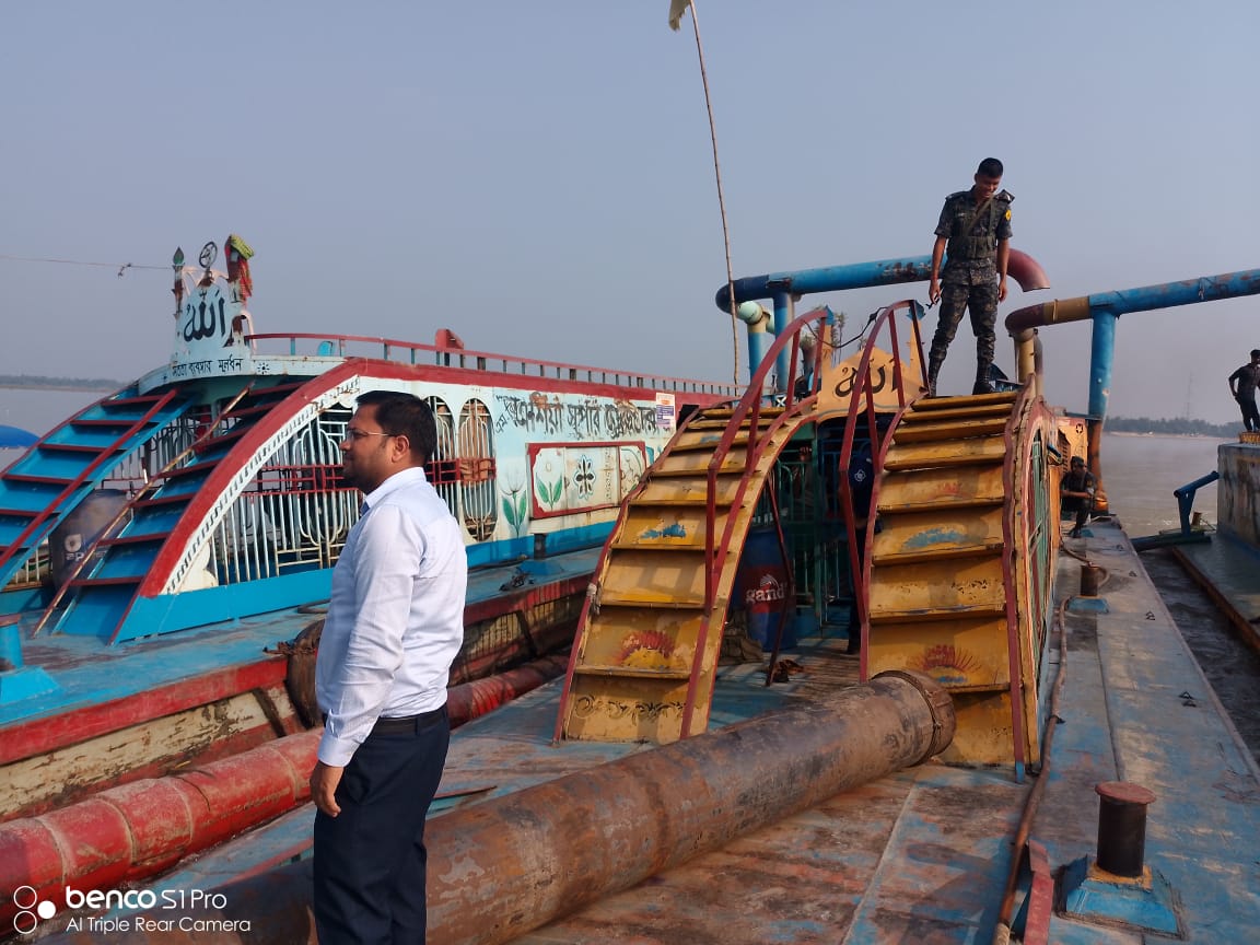 নরসিংদীর রায়পুরায় অবৈধভাবে বালু উত্তোলনের অভিযোগে তিনটি ড্রেজার জব্দ