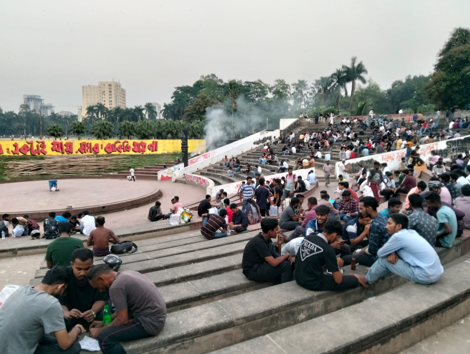 ঢাকা বিশ্ববিদ্যালয়ের টিএসসির পাশে “মুক্তমঞ্চে “গভীর রাত পর্যন্ত চলে মাদকের আড্ডা!