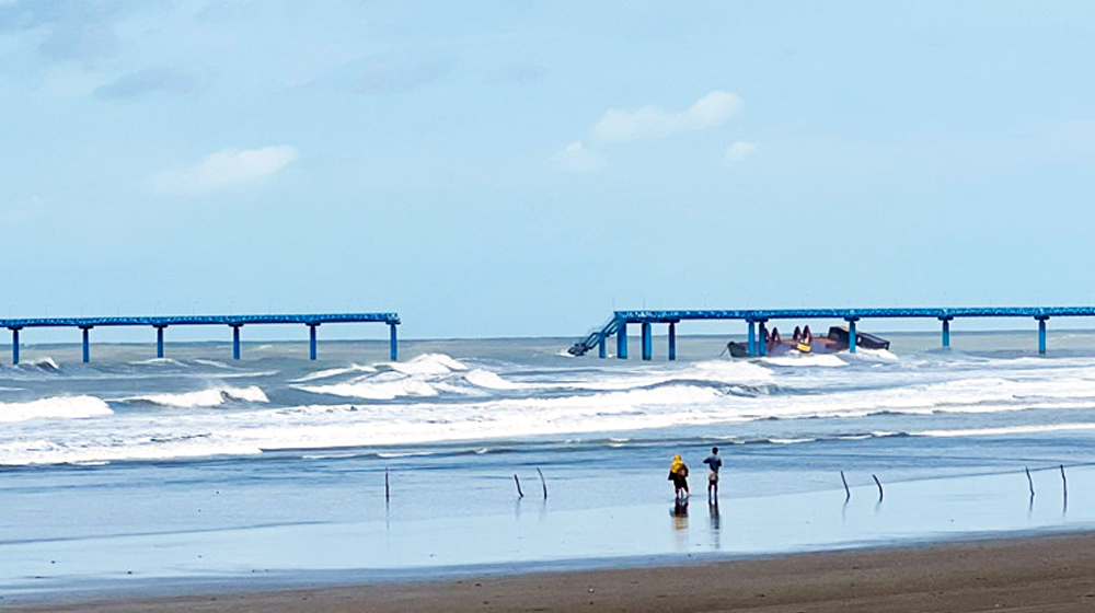 ঘূর্ণিঝড়ের প্রভাবে ভেঙে গেলো ইনানী জেটি