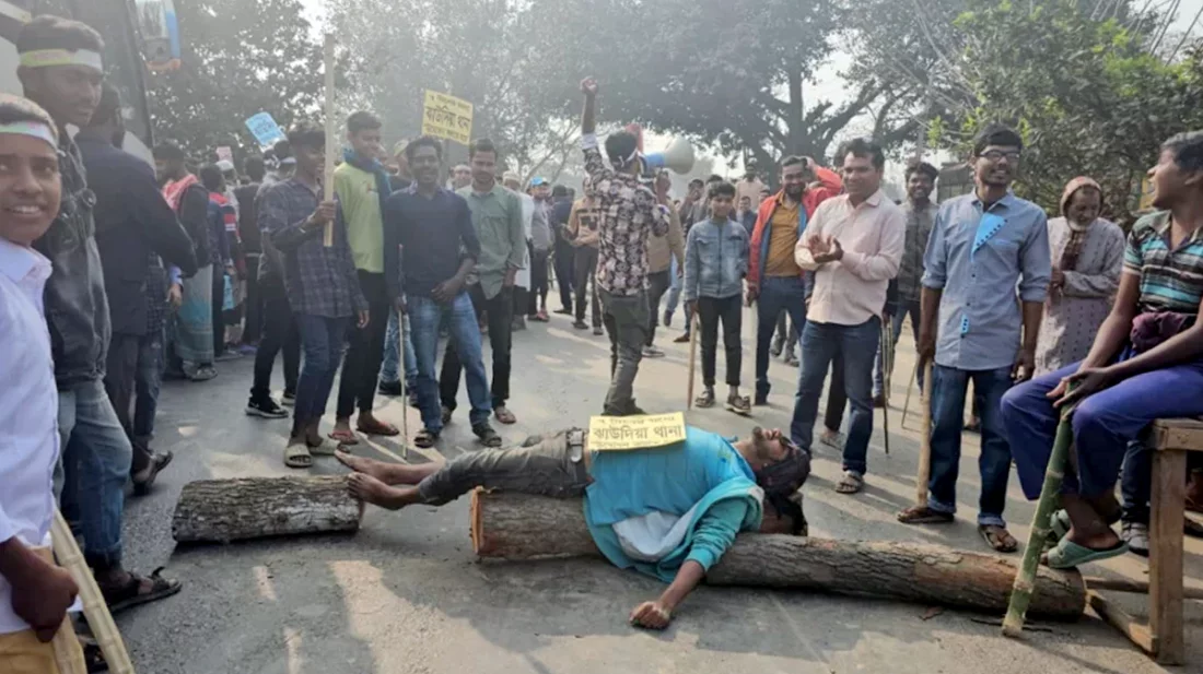 ঝাউদিয়া থানার দাবিতে কুষ্টিয়া-ঝিনাইদহ মহাসড়ক অবরোধ