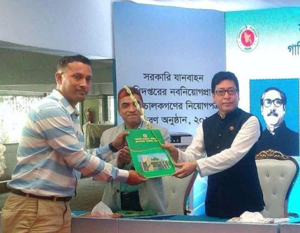 নিষিদ্ধ সংগঠন ছাত্রলীগের নেতা তারেক আজিজ লক্ষ্মীপুরের ডিসির ড্রাইভার