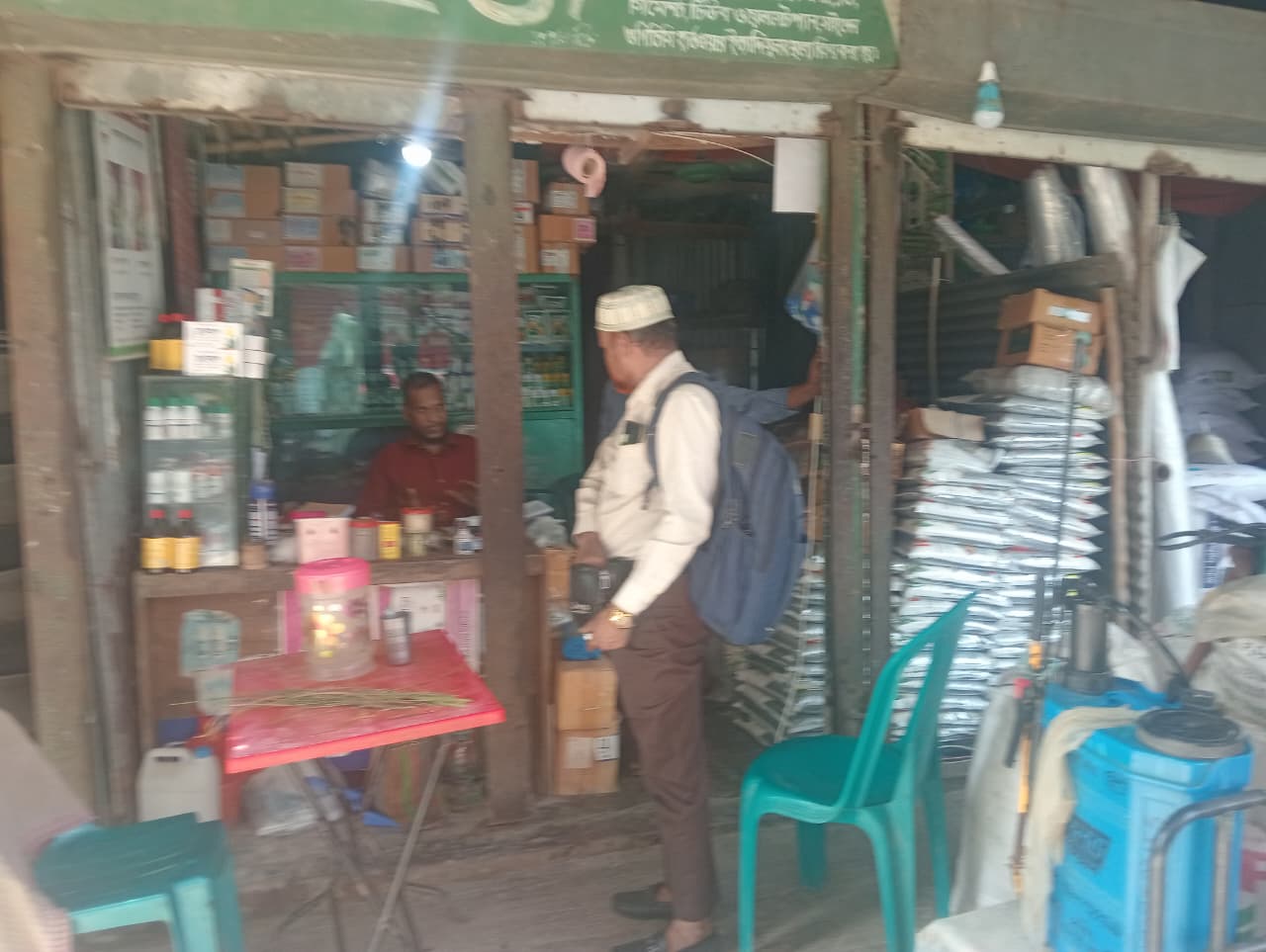 সিংগাইরে অতিরিক্ত মূল্যে সার বিক্রি ও লাইসেন্স জালিয়াতির অভিযোগ