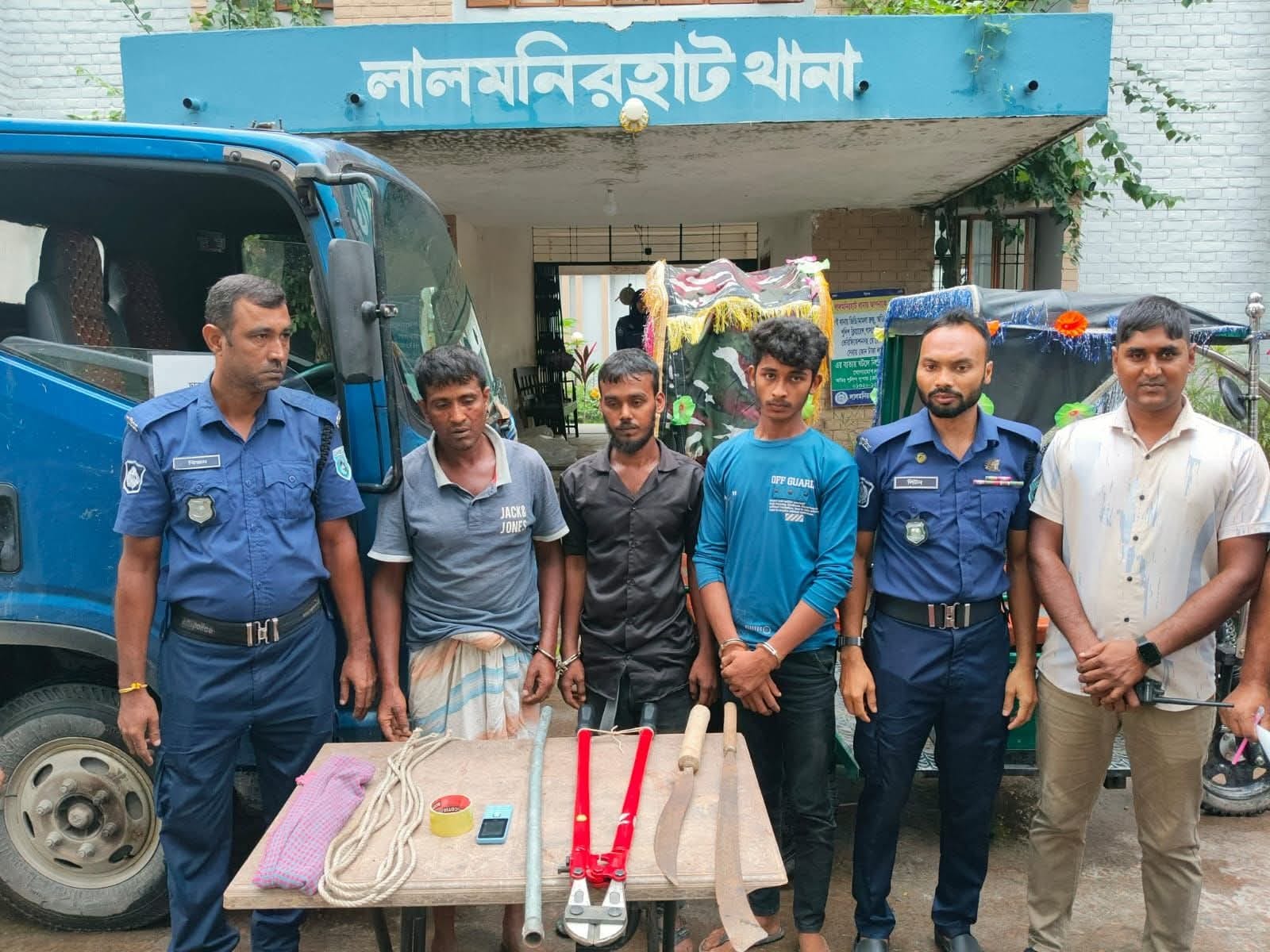 লালমনিরহাটে দুর্ধর্ষ ডাকার দলের তিন সদস্য পুলিশের হাতে গ্রেফতার