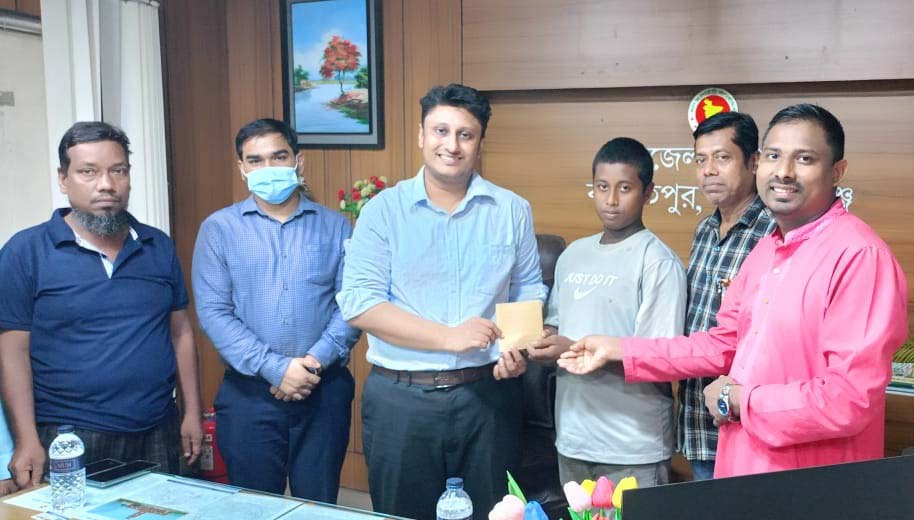 বাজিতপুরে এতিম সাজ্জাদ হোসেনকে ইউএনও’র মানবিক সহায়তা